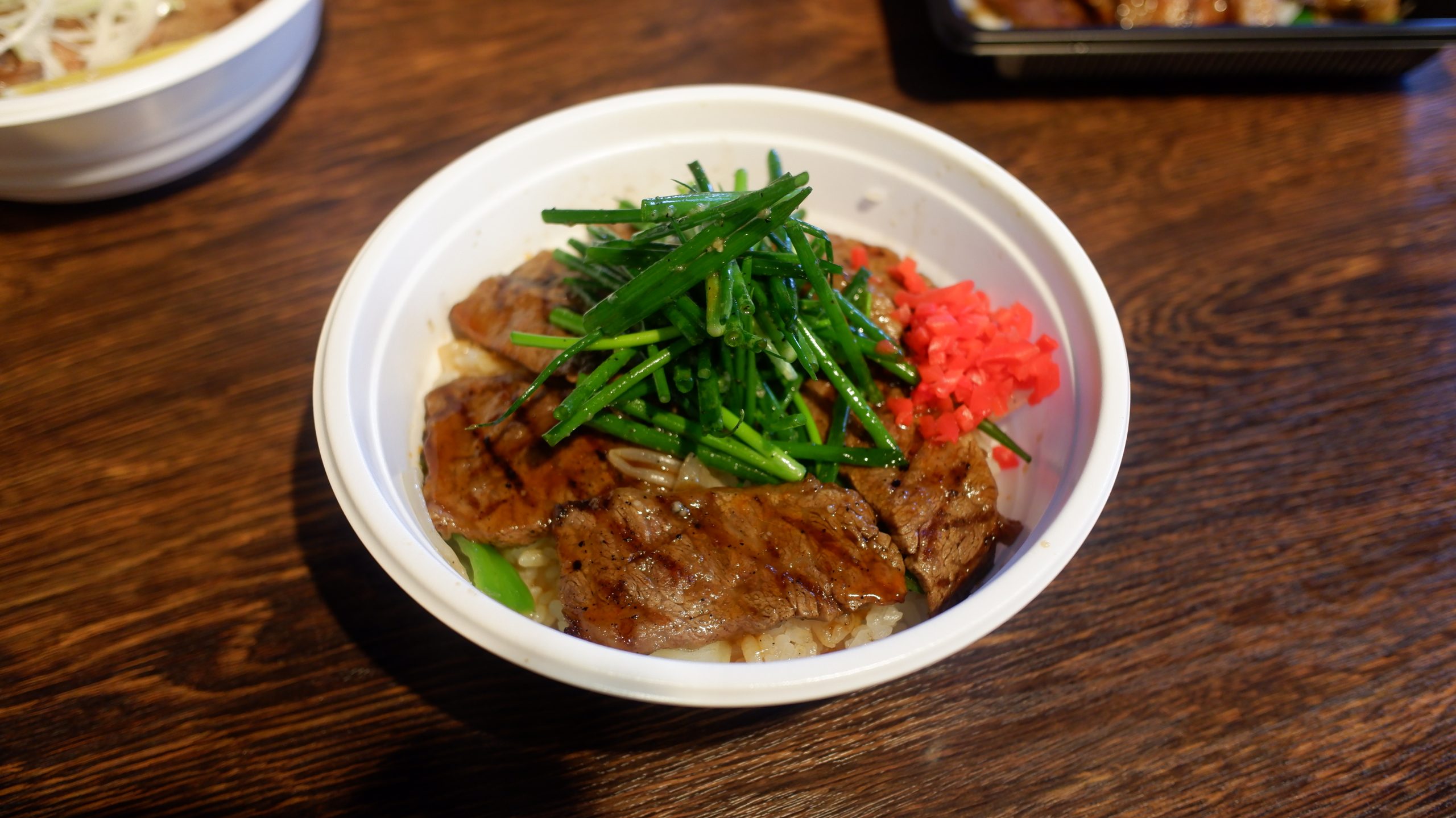職人が毎日手切りしているカルビを贅沢に使用!