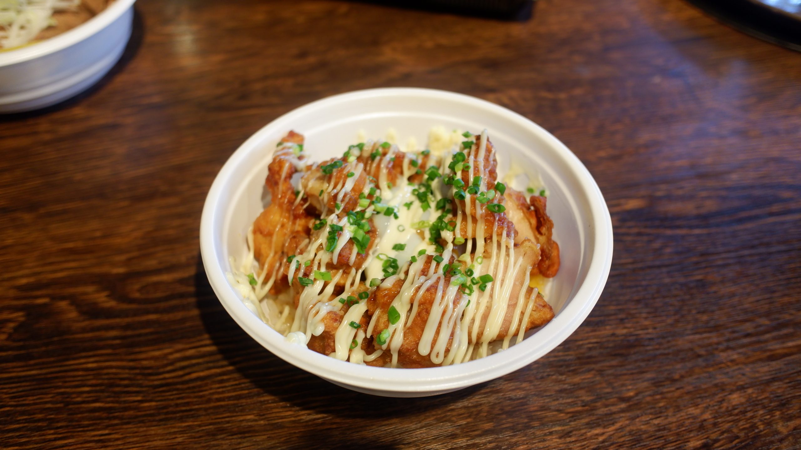 国産鶏の唐揚げを使用したリーズナブルな丼!